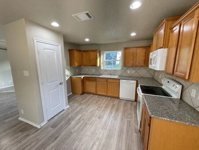 Building Photo - Move-in Ready 3-Bed, 2-Bath Home in Riposa Vita! (SE San Antonio)