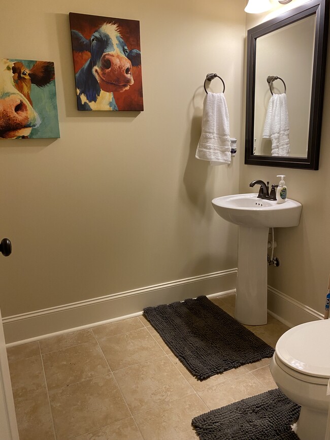 Half bathroom - 1924 Leighton Dr