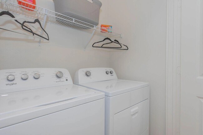 Building Photo - Stylish Houston Apartment | $99 Move-In!