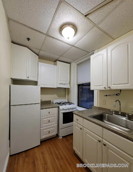 Primary Photo - 364 Riverway