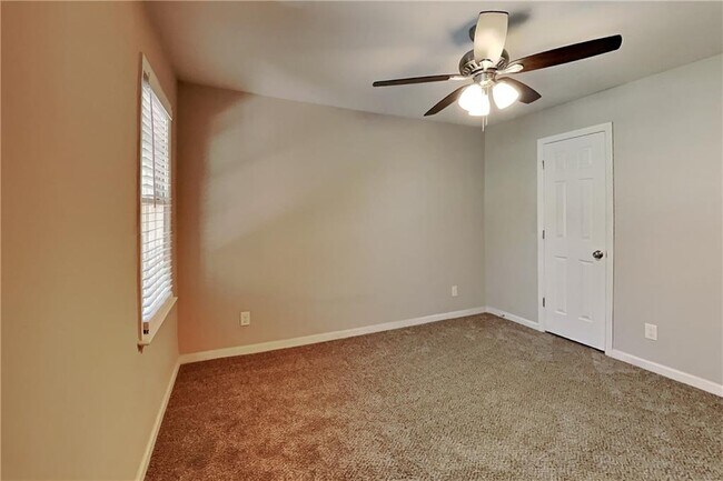 Building Photo - 3371 Chatsworth Way