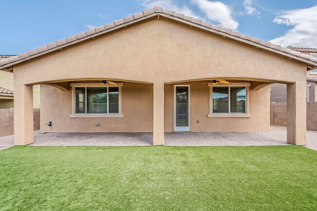 Building Photo - Modern 4 Bed Tucson Rental with Spacious K...