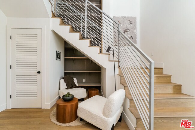 Building Photo - 611 N Virgil Ave