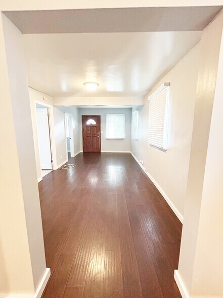 Building Photo - 11136 Redfern Ave