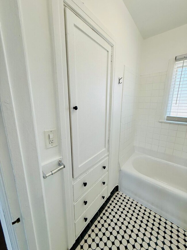 Building Photo - 1801 W 39th St