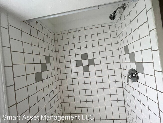 Building Photo - 5 br, 1 bath House - 321 E Meinecke Ave