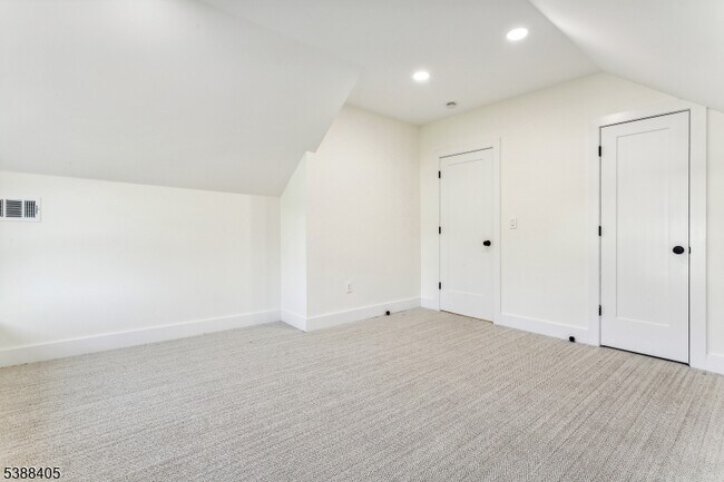 Building Photo - 648 E Broad St