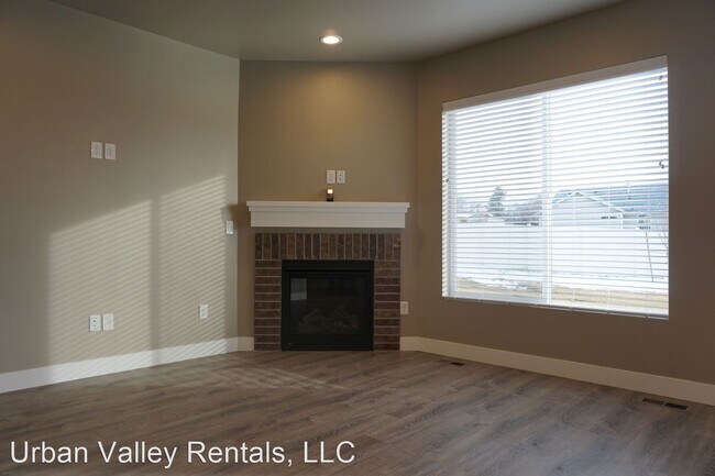 Building Photo - 3 br, 3.5 bath House - 720 E. Ryder Park Ln.