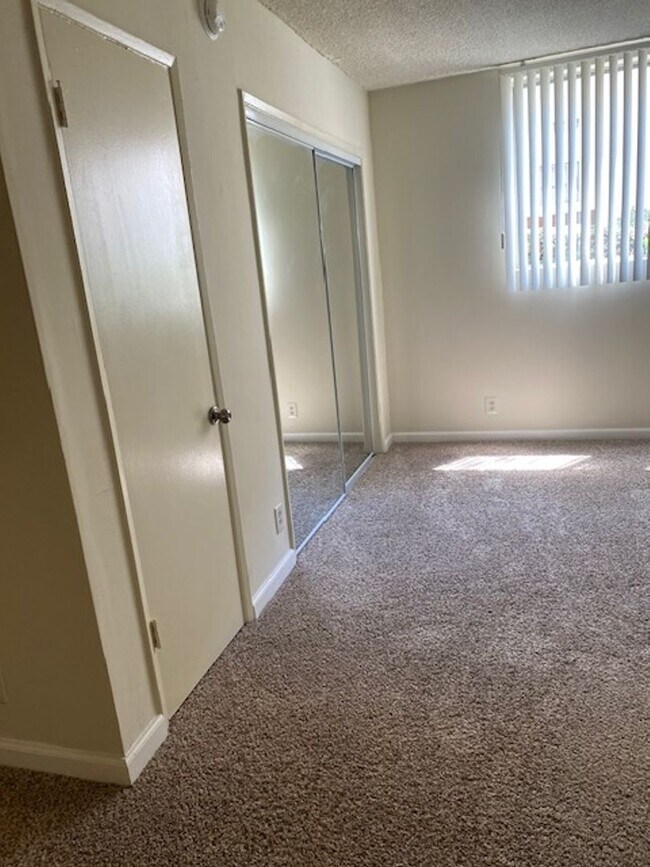 Building Photo - Beautiful One Bedroom