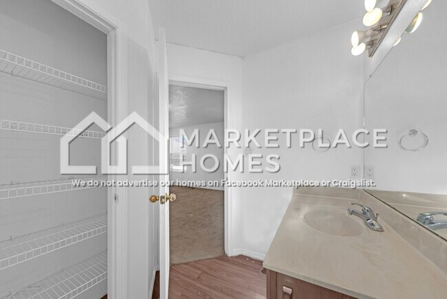 Building Photo - 1028 Alexandra St SW