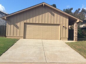 Building Photo - 12117 Foxglove Ct