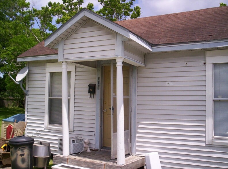 Building Photo - 608 W Cedar St