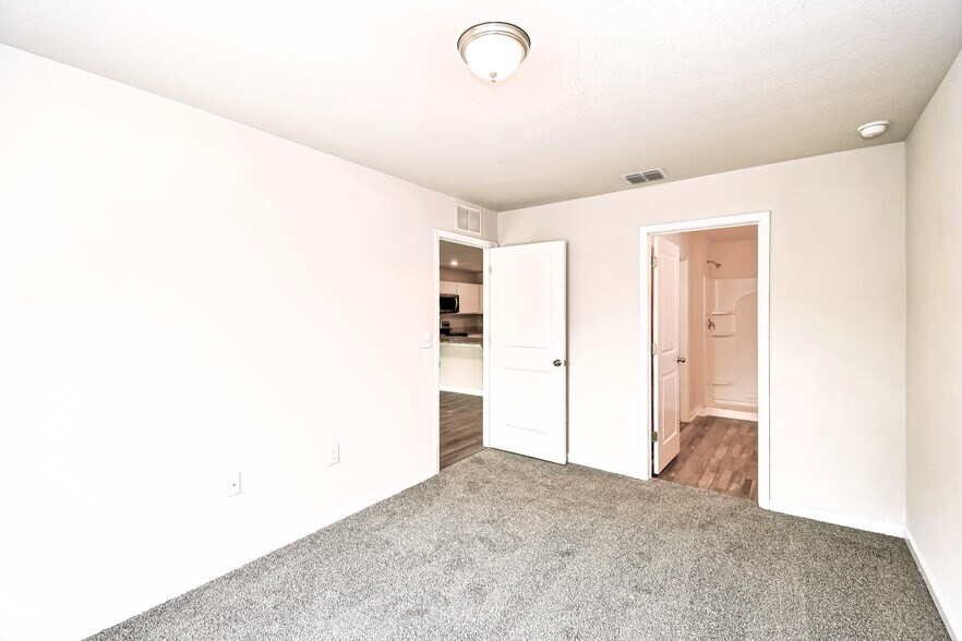 Building Photo - 45327 Red Brick Dr