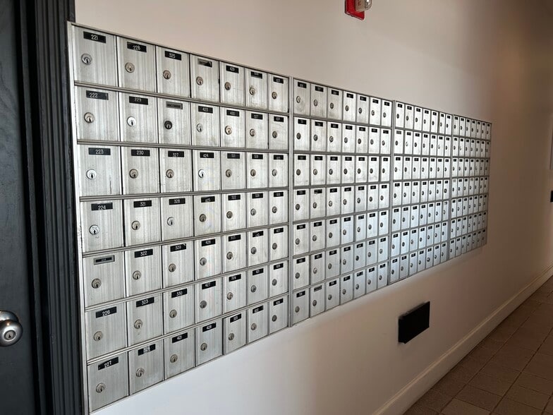 Building Photo - 410 W 7th St