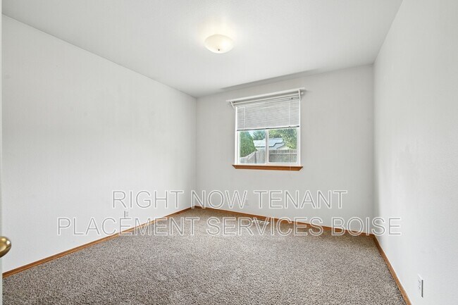 Building Photo - 5827 Orchid Wy S