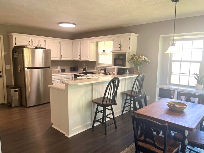 Building Photo - 390 Brook Ave