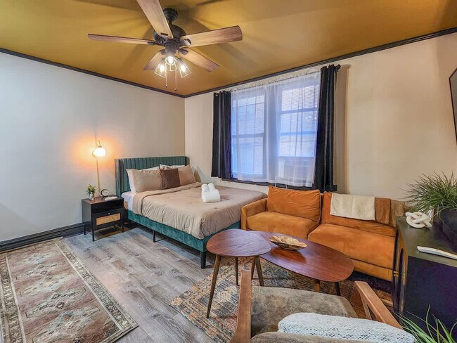 Building Photo - 2115 N Sedgwick St