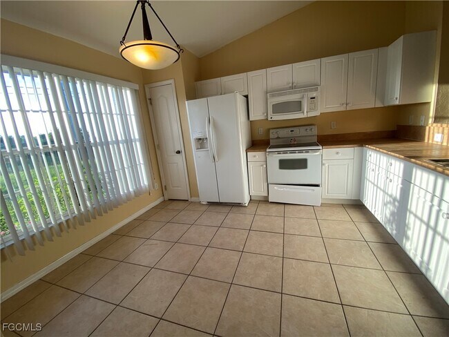 Building Photo - 2320 NE Juanita Pl