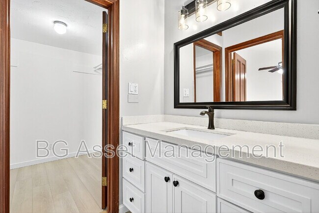 Building Photo - 2079 Ascot Dr