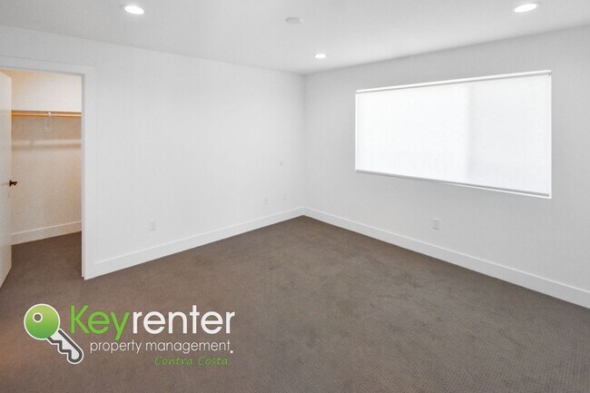 Building Photo - Newer Energy Efficient Luxury Townhouse in...