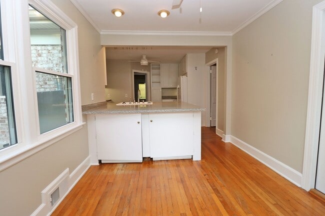 Building Photo - Updated 3 bedroom 2.5 bath home in Sherwood Forest