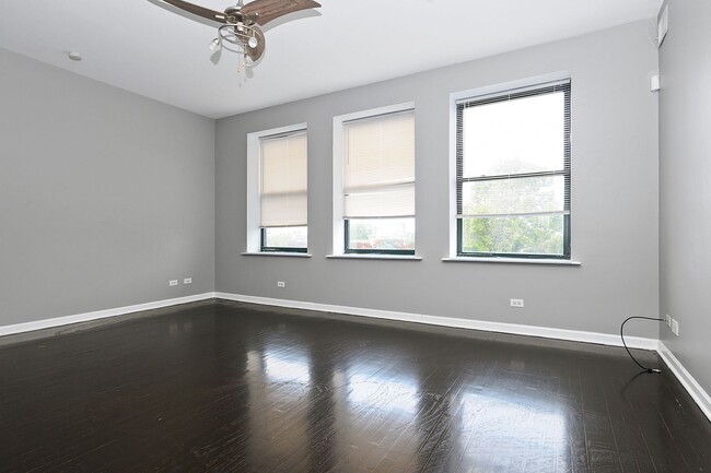 Building Photo - Spacious 2 Bedroom in South Shore!