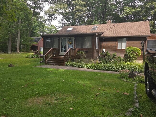 Building Photo - 18 Lakeview Dr