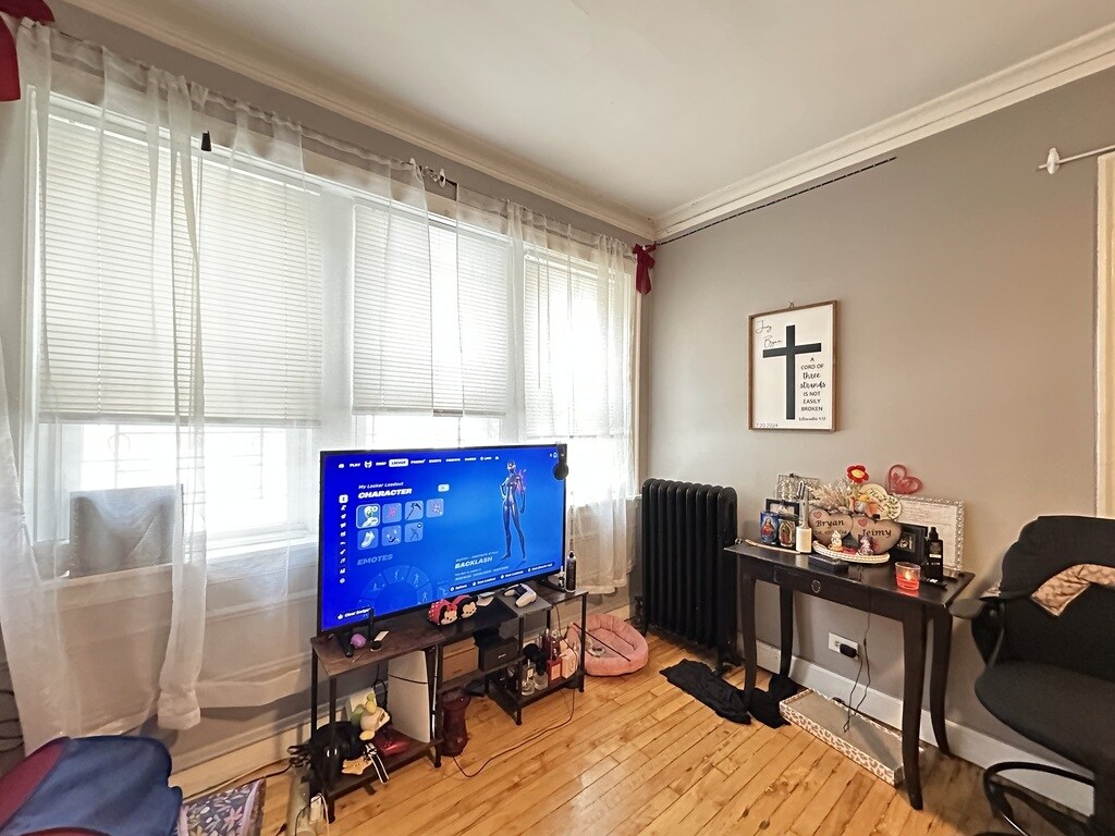 Building Photo - 5451 N Kenmore Ave