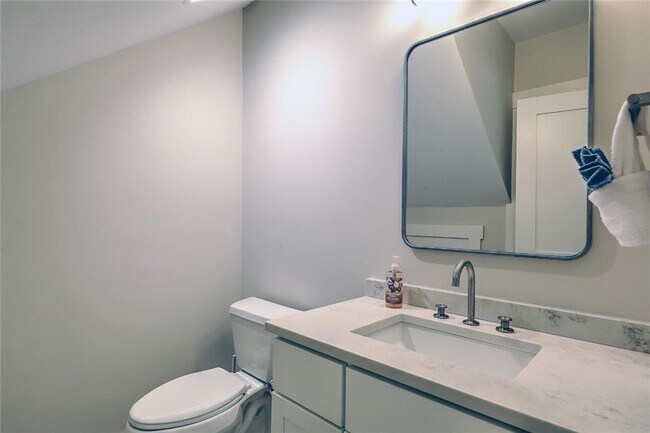 Building Photo - 137 Rosebriar Ave