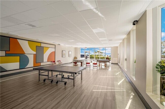 Building Photo - 3140 S Ocean Dr