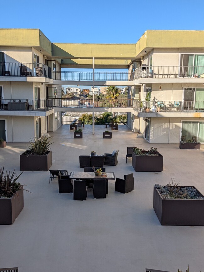 Courtyard - 1600 Ardmore Ave