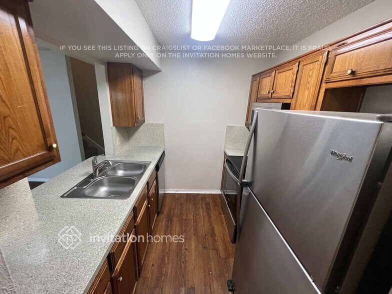 Building Photo - 1562 Sunset Village Dr