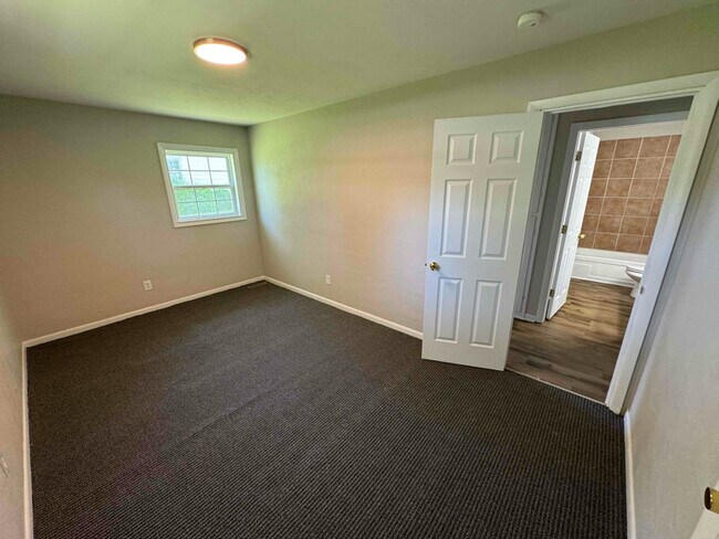 Building Photo - 922 W Pearl St