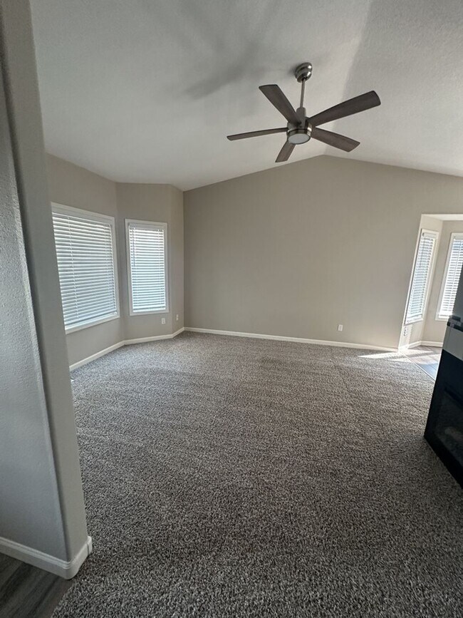 Building Photo - Beautiful single story on large lot in lov...
