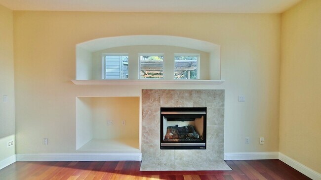 Building Photo - **$1000 OFF FIRST FULL MONTHS RENT**  Gorg...