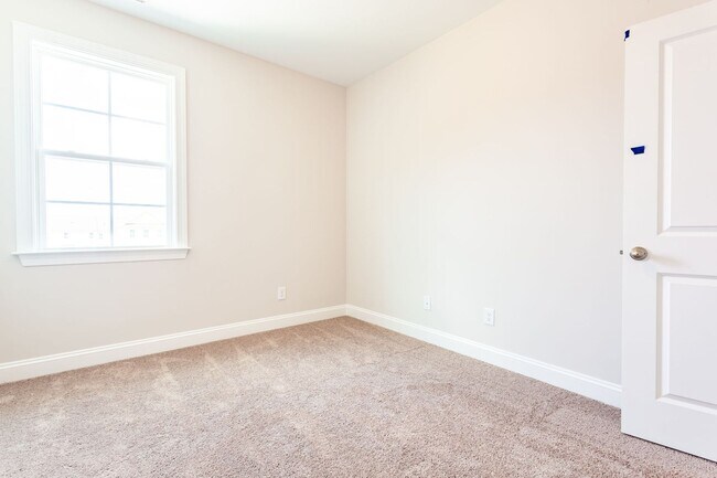 Building Photo - BEAUTIFUL TOWNHOME WITH COMMUNITY POOL