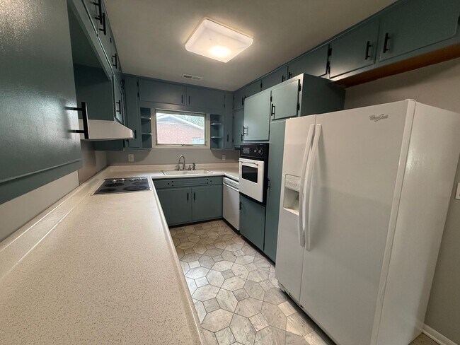Building Photo - 3BR/2BA/2CarGarage Only A Few Minutes From Everything! Ask About Our Move-In Special!
