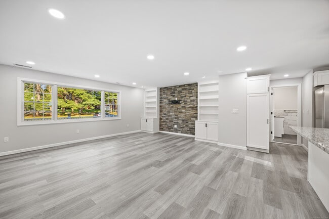 Building Photo - 38 Longvue Dr