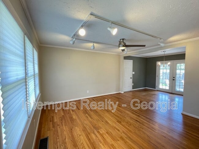 Building Photo - 633 White St