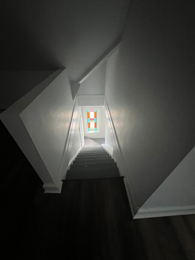 Building Photo - 195 Maple St