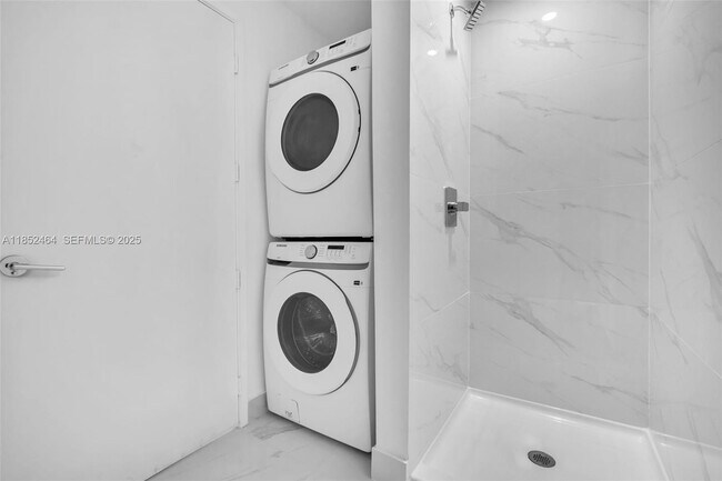 Building Photo - 700 NE 24th St