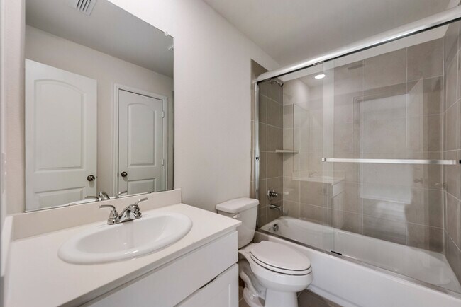 Building Photo - 123 Vista Rd