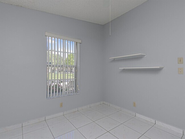 Building Photo - 556 Woodgate Cir