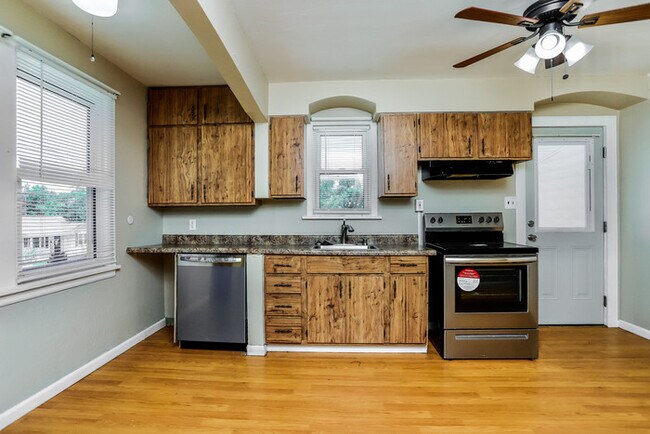 Building Photo - Cute 3-Bedroom Home