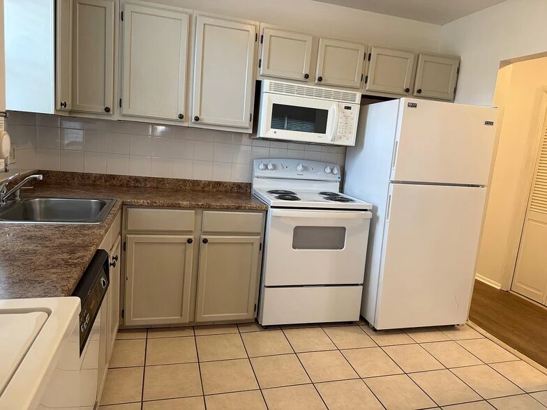 Building Photo - 23 Florence Tollgate Pl