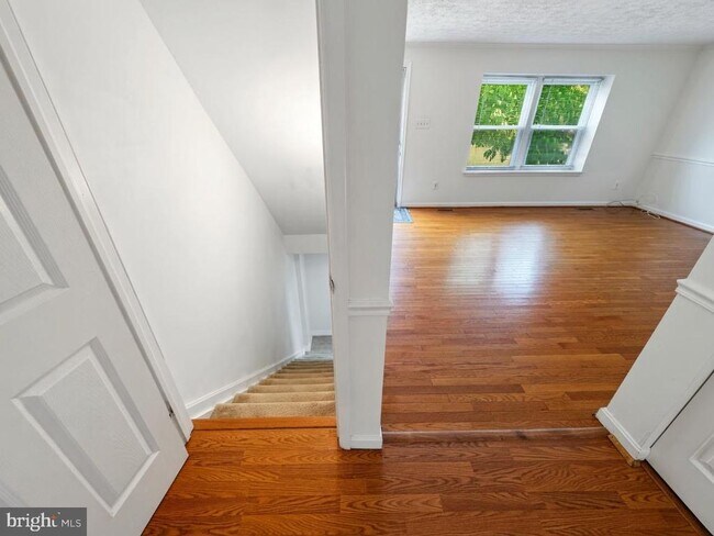 Building Photo - 8112 Parkdale Ct