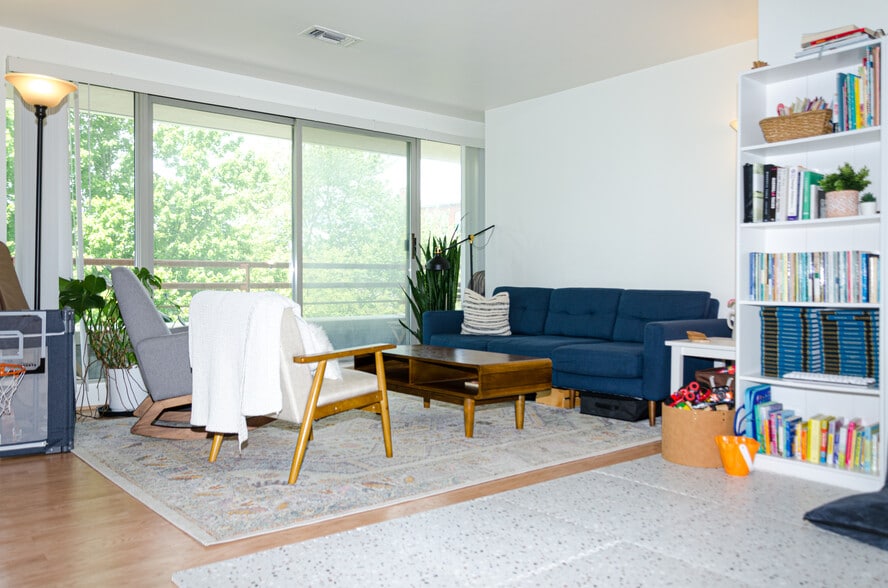 Building Photo - 173 Oak St