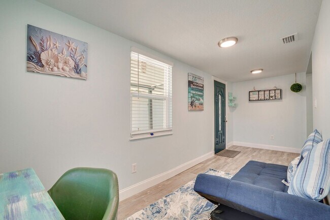 Building Photo - Fully Furnished 2BR/2BA Sarasota Home – Move-In Ready with Entertainment Room Near Siesta Key!