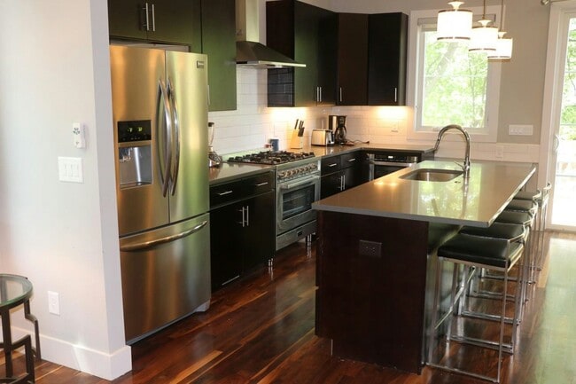 Building Photo - 929 13th Ave S