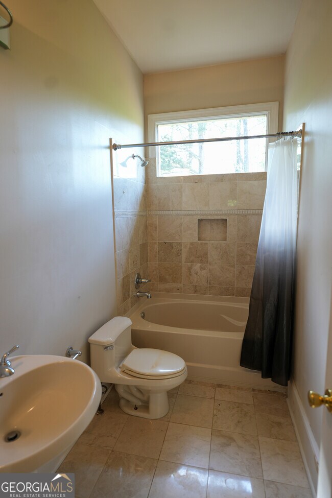 Building Photo - 1010 Forest Overlook Dr SW